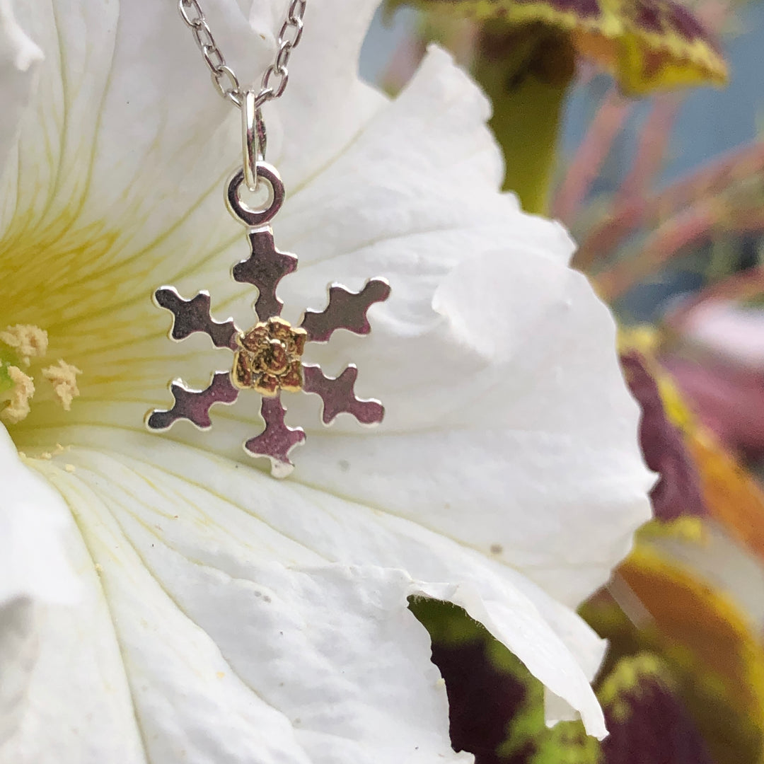 N085  Snowflake Large pendant .925 with Alaskan Gold Nuggets
