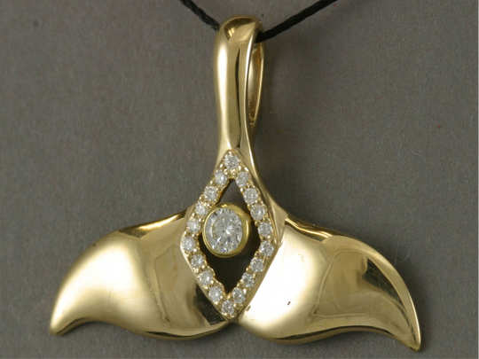N905DD  Pendant Whale Tail 14kty & Diamond