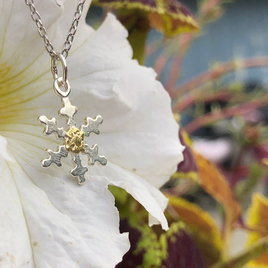 N085  Snowflake Large pendant .925 with Alaskan Gold Nuggets