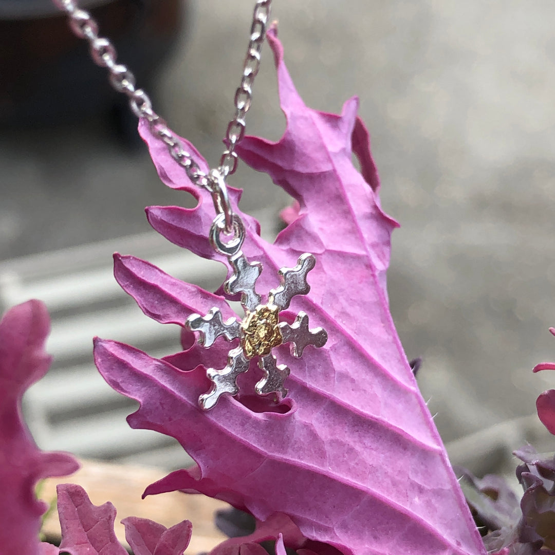 N085  Snowflake Large pendant .925 with Alaskan Gold Nuggets