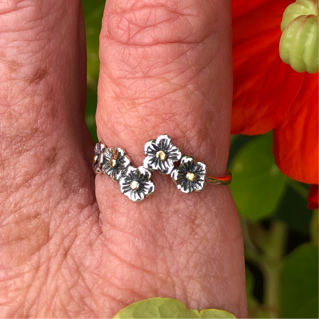 R03522  Five Flower Silver Rings with Nuggets