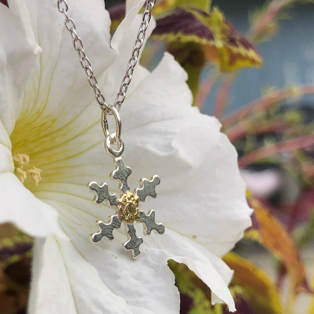 N085  Snowflake Large pendant .925 with Alaskan Gold Nuggets