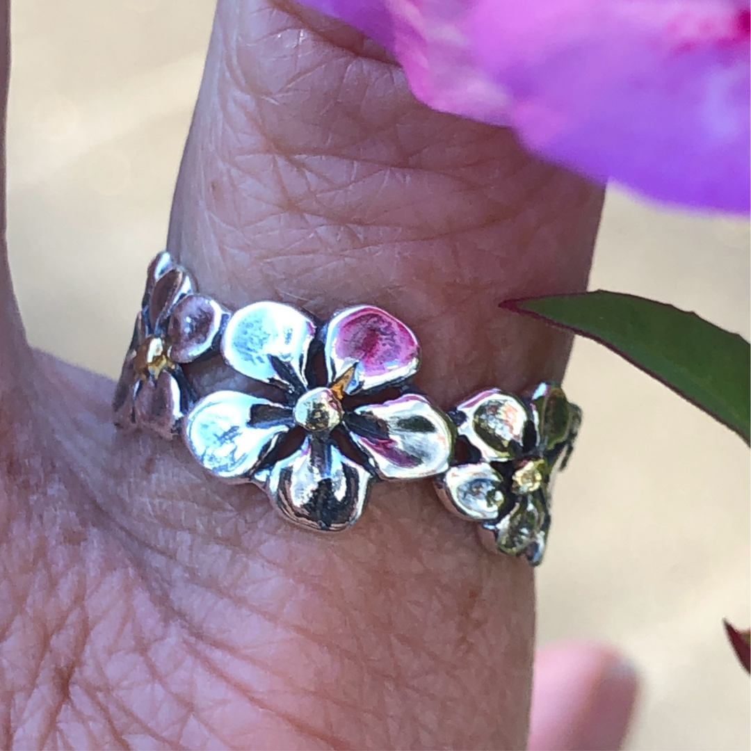 R02909  Three Flower Ring