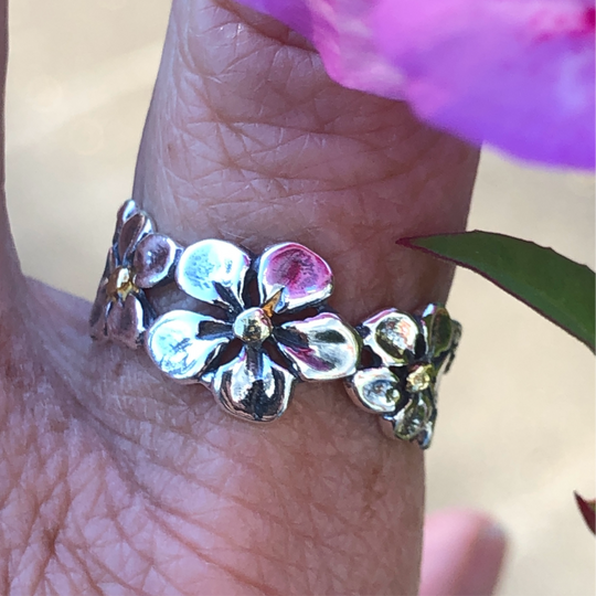 R02909  Three Flower Ring