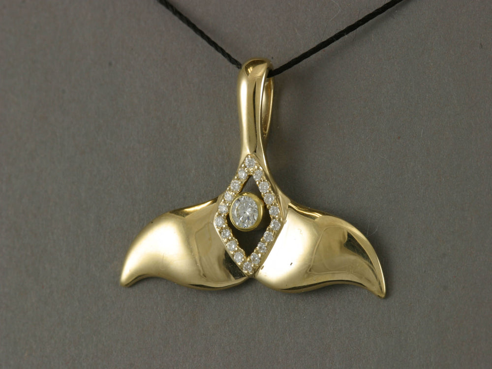 N905DD  Pendant Whale Tail 14kty & Diamond