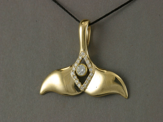 N905DD  Pendant Whale Tail 14kty & Diamond