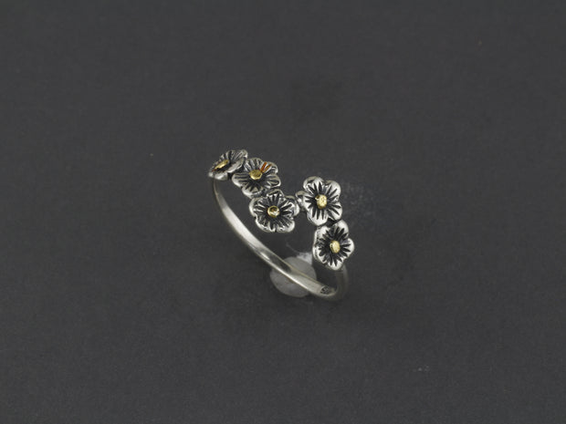 R03522  Five Flower Silver Rings with Nuggets